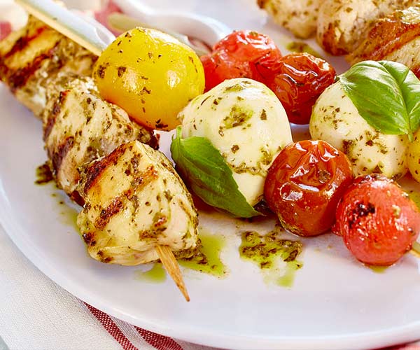 Photo of - Brochettes grillées caprese au poulet