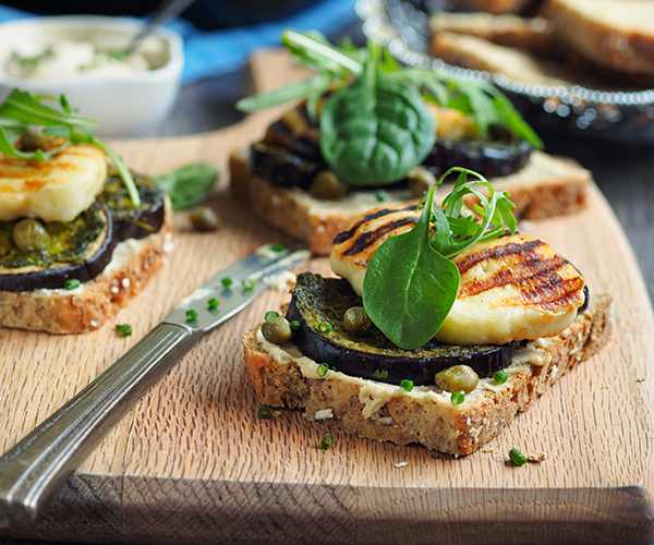 Photo of - Tartine aux légumes rôtis avec pesto à la roquette et fromage halloumi grillé